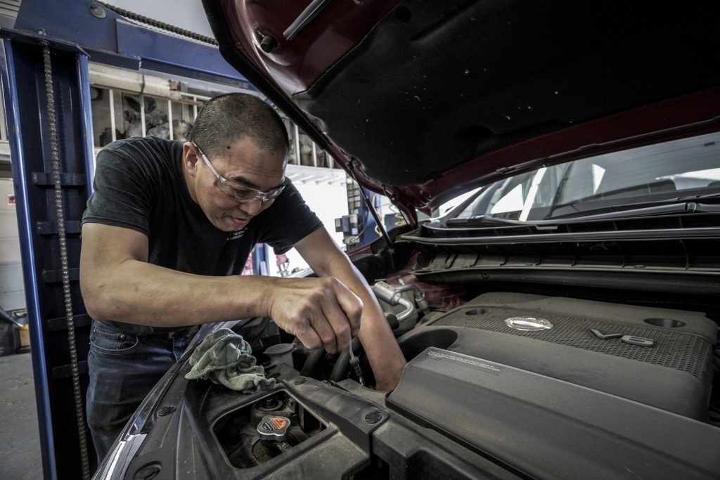 How to Effectively Communicate With Car Mechanics When Hiring Them?