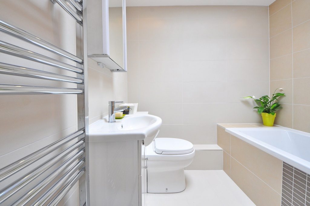 8 Brilliant Remodeling Tips for a Small Bathroom