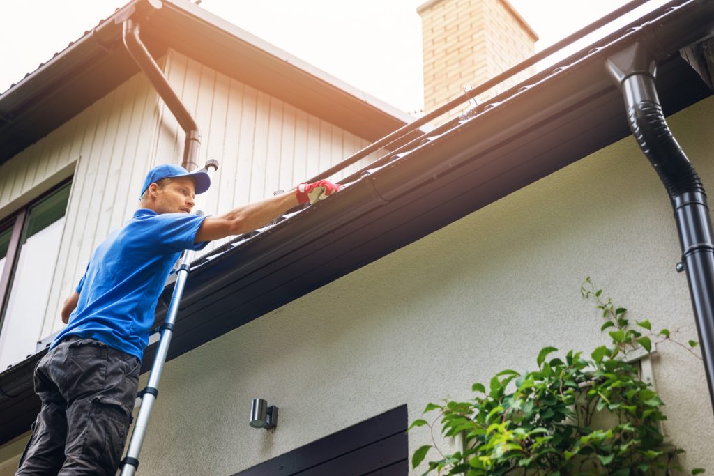 Pros and Cons of DIY vs. Professional Gutter Cleaning